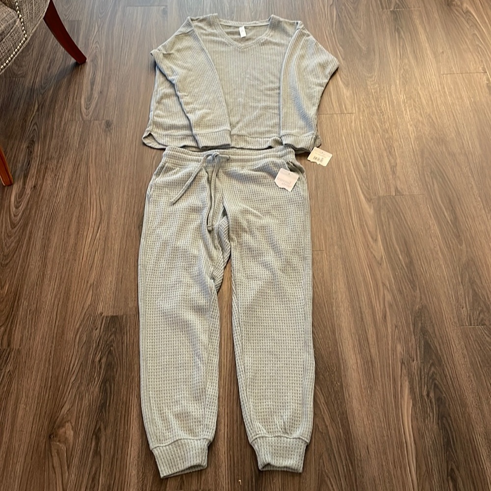 NWT 2 piece Sweatshirt and Jogger set Shirt Size Medium Joggers Size Small